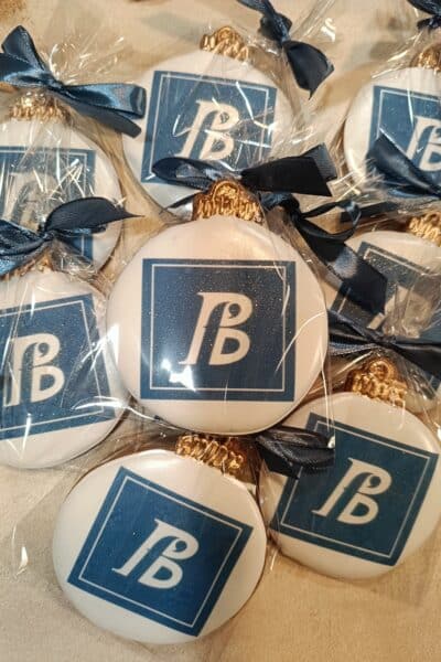 Pierniki świąteczne BOMBKA LOGO 8CM